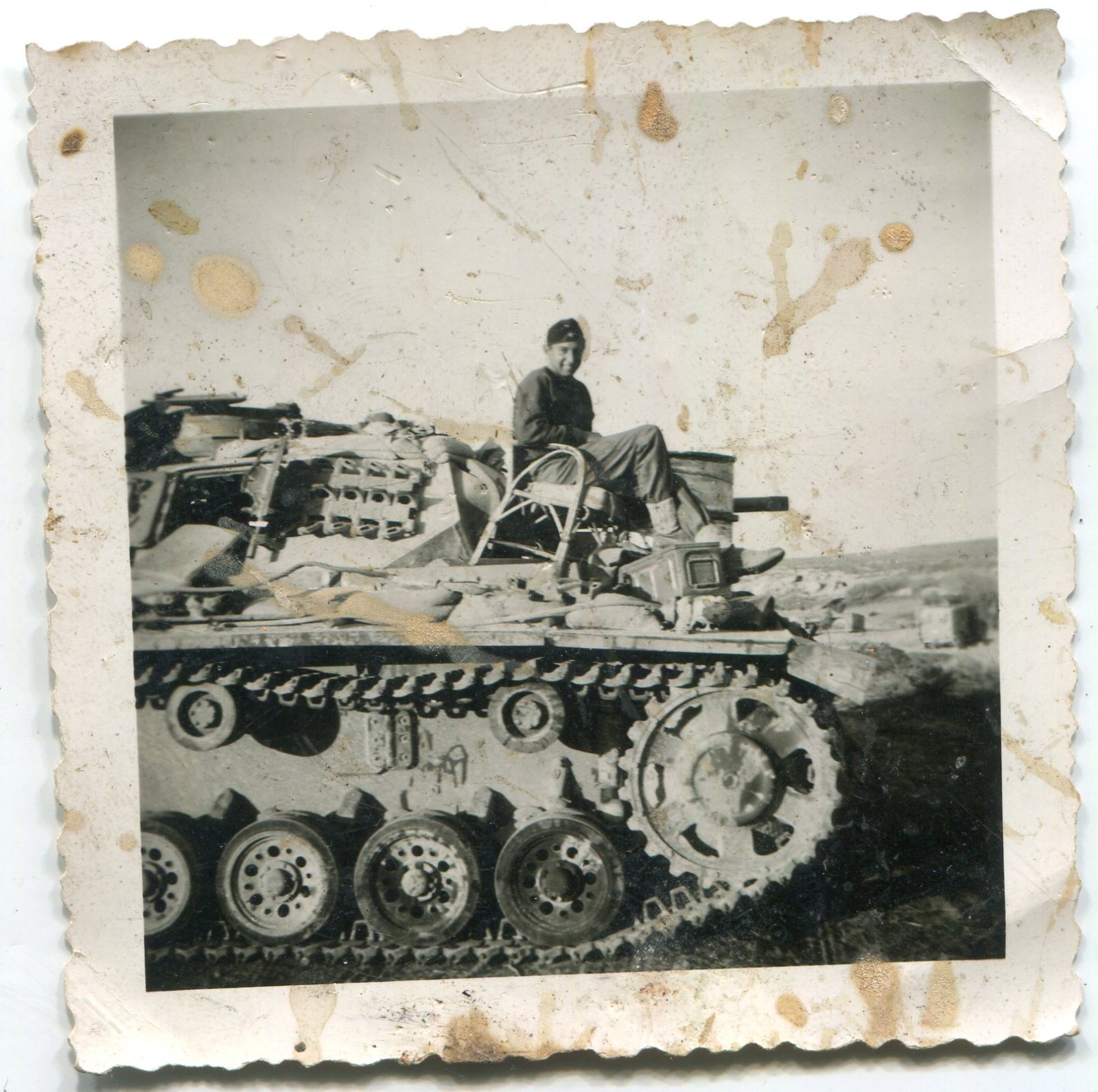 Pz.Kpfw. III Ausf.J (Fgst.Nr.72818) DAK {004}{a}.jpg